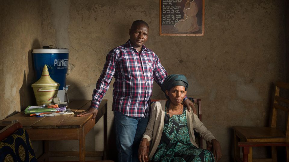 Auge in Auge : Ezechiel Niyibizi (links) tötete das Baby von Rose Mukarusagara Ezechiel Niyibizi (links) tötete das Baby von Rose Mukarusagara