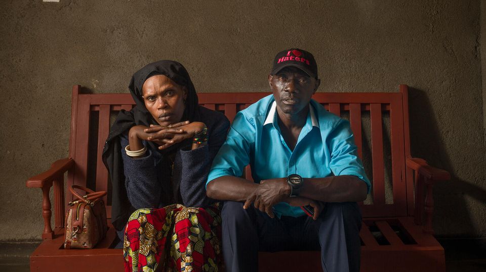 Jean Baptiste Sibomana (rechts) zündete mit seinen Brüdern das Haus an, in dem viele Verwandte von Epiphanie Mukamazinpaka starben