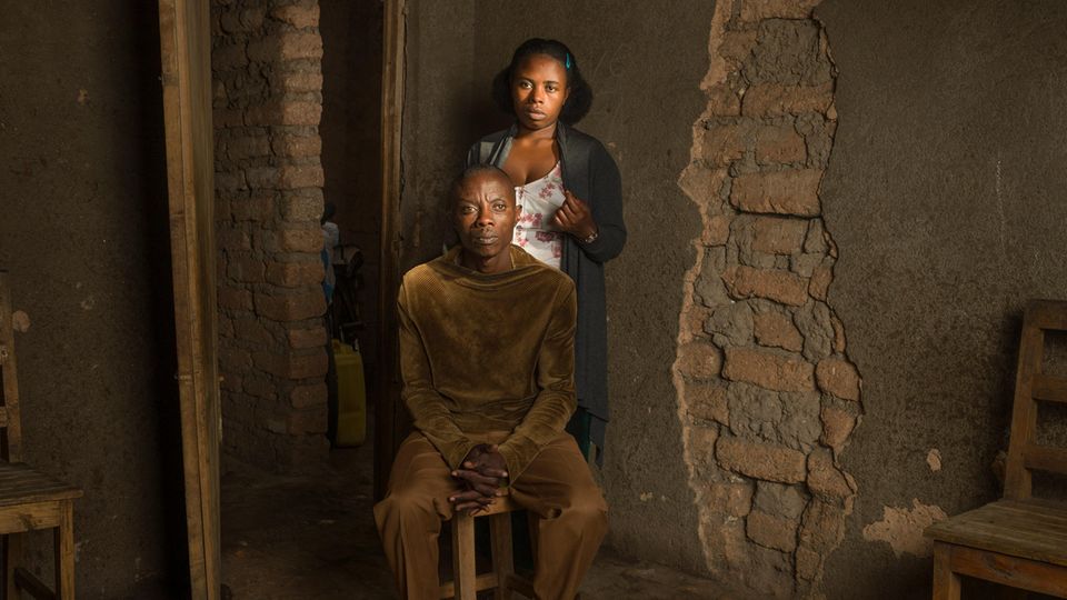 Der Vater von Solange Uwamahirwe (hinten) tötete die Eltern von Elie Zmanizaboyo