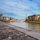 Pisa, der Fluss  Arno fliesst durch die Stadt