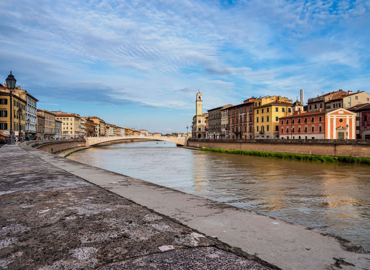 Pisa, der Fluss  Arno fliesst durch die Stadt