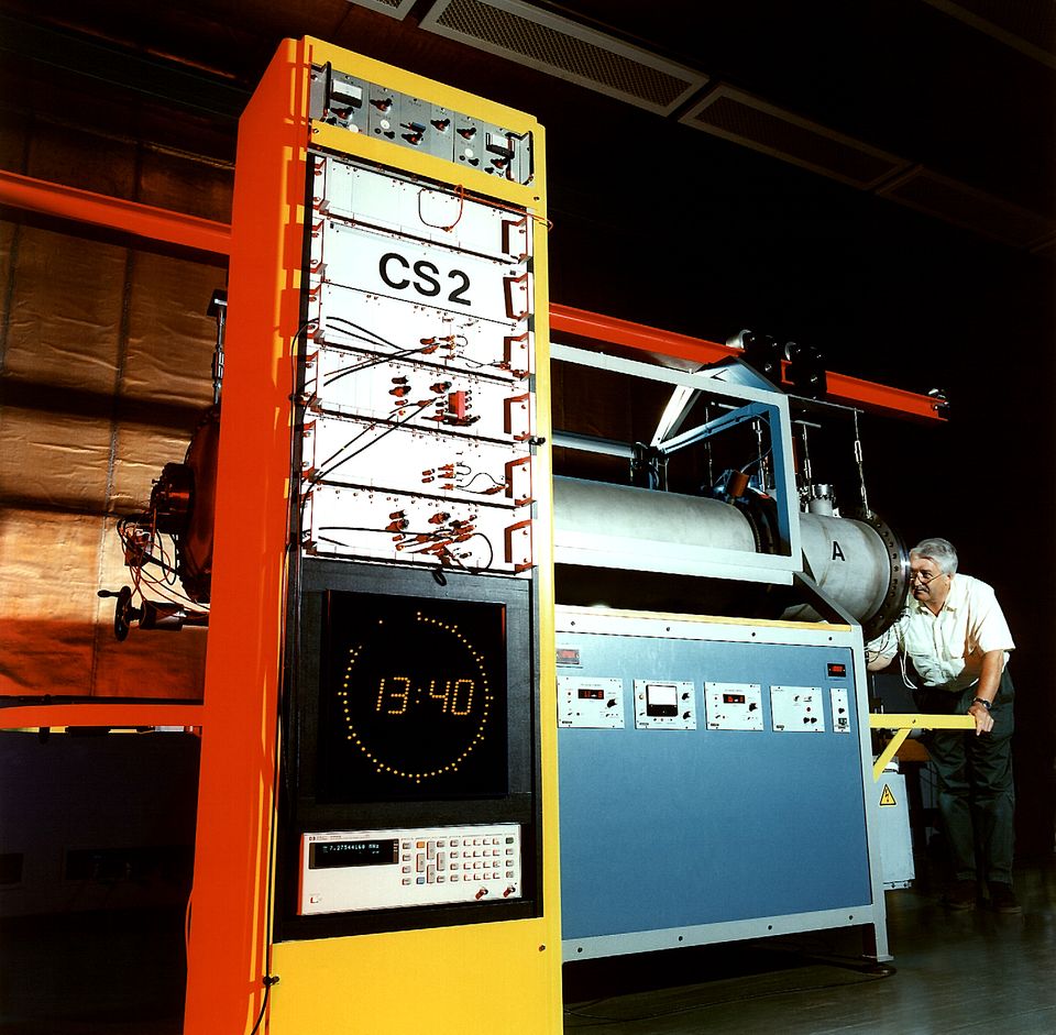 Mann überprüft Atomuhr-Technik