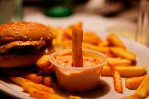 Pommes und Cheeseburger mit Dressing