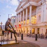 Royal Opera House mit Ballerina Skulptur