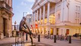 Royal Opera House mit Ballerina Skulptur