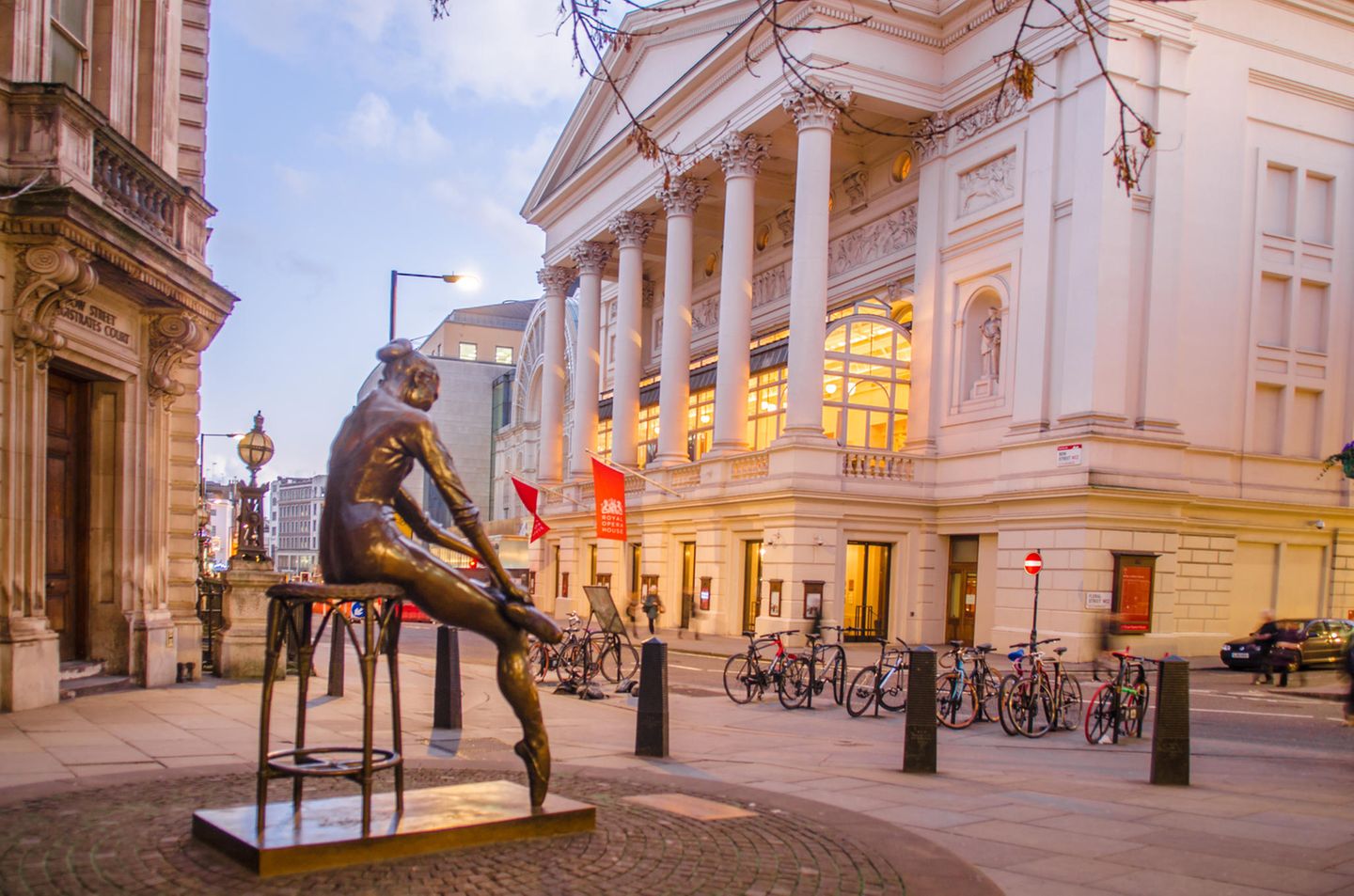 Royal Opera House mit Ballerina Skulptur