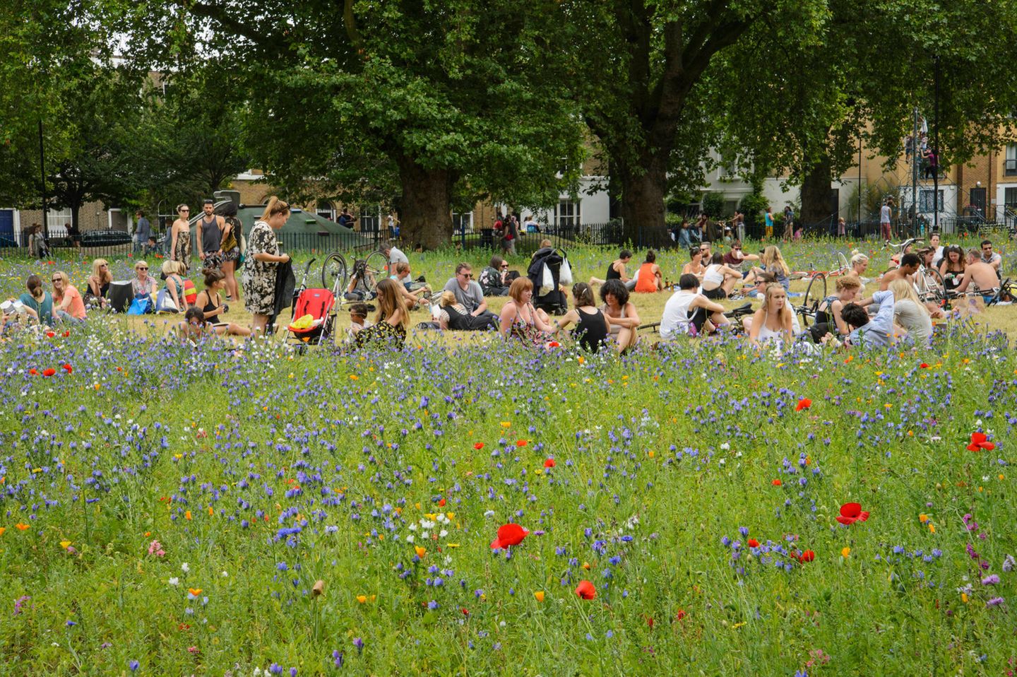 Menschen genießen ihre Zeit im London Fields