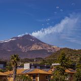Viele Wirbel über dem Ätna am Himmel von Weitem
