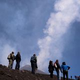 Menschen beobachten Wirbelringe am Himmel über dem Ätna