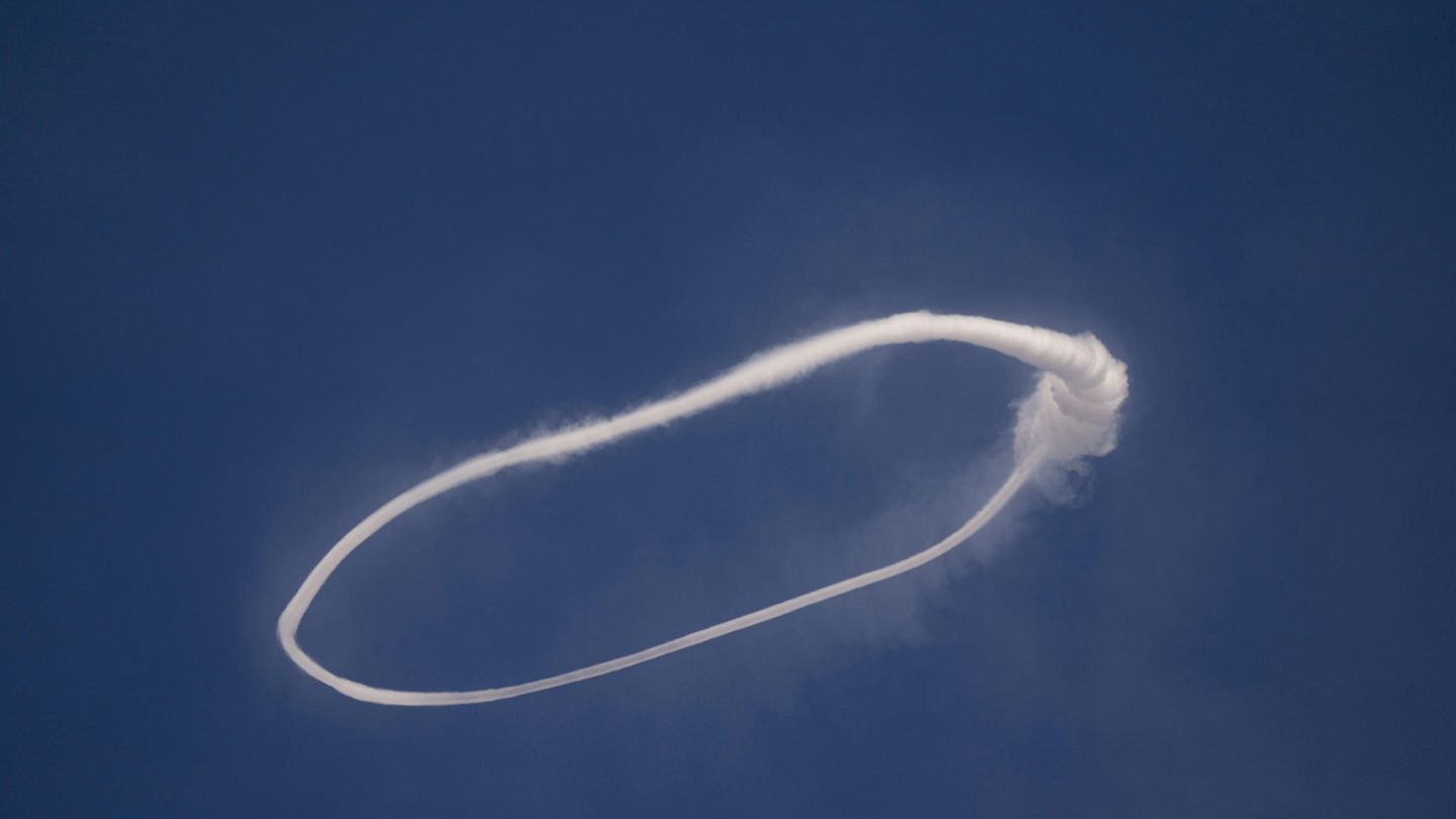 Wirbel über dem Ätna am Himmel