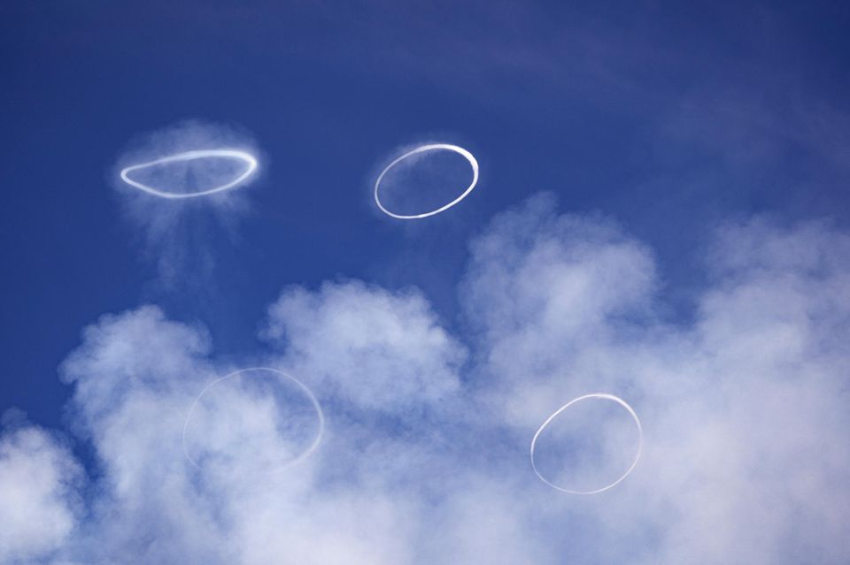 Weiße Rauchkringel am Himmel über dem Ätna  1.5004