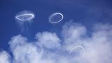 Weiße Rauchkringel am Himmel über dem Ätna