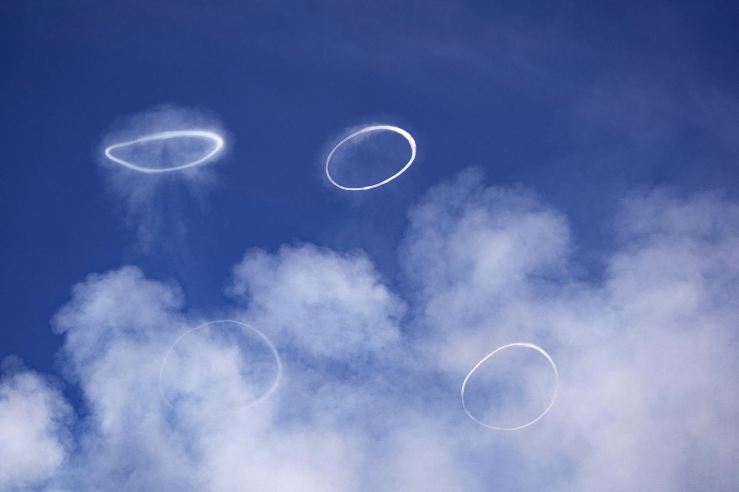 Keiner produziert so viele Ringe wie der Ätna Weiße Rauchkringel am Himmel über dem Ätna