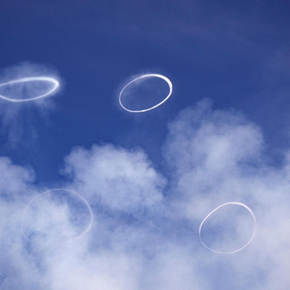 Weiße Rauchkringel am Himmel über dem Ätna