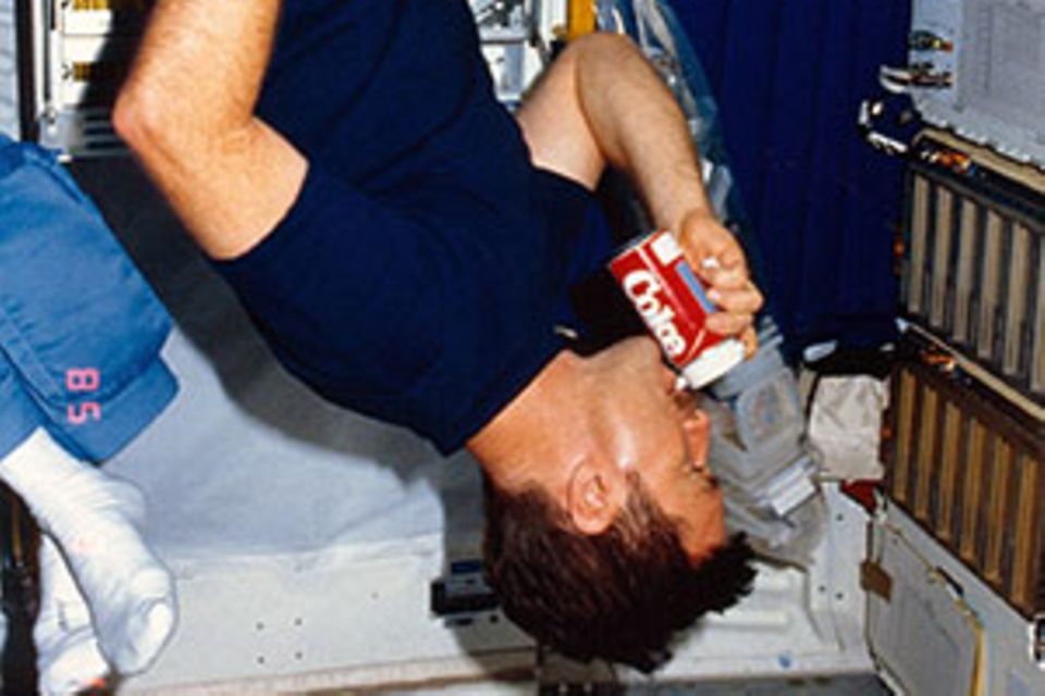 Coca-Cola im Weltall: Der Astronaut Anthony England trinkt eine Coke