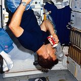 Coca-Cola im Weltall: Der Astronaut Anthony England trinkt eine Coke