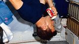 Coca-Cola im Weltall: Der Astronaut Anthony England trinkt eine Coke