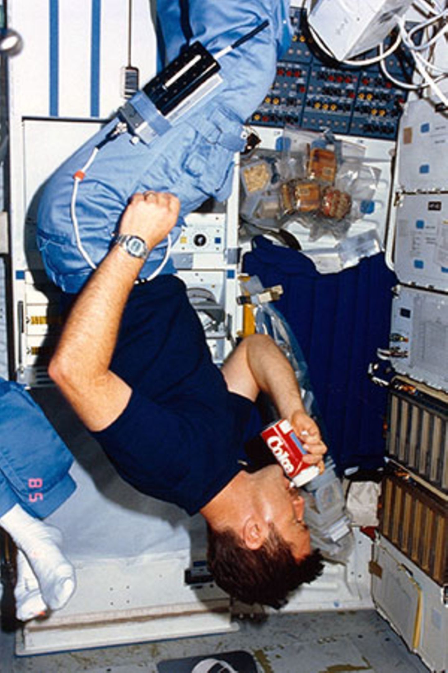 Coca-Cola im Weltall: Der Astronaut Anthony England trinkt eine Coke