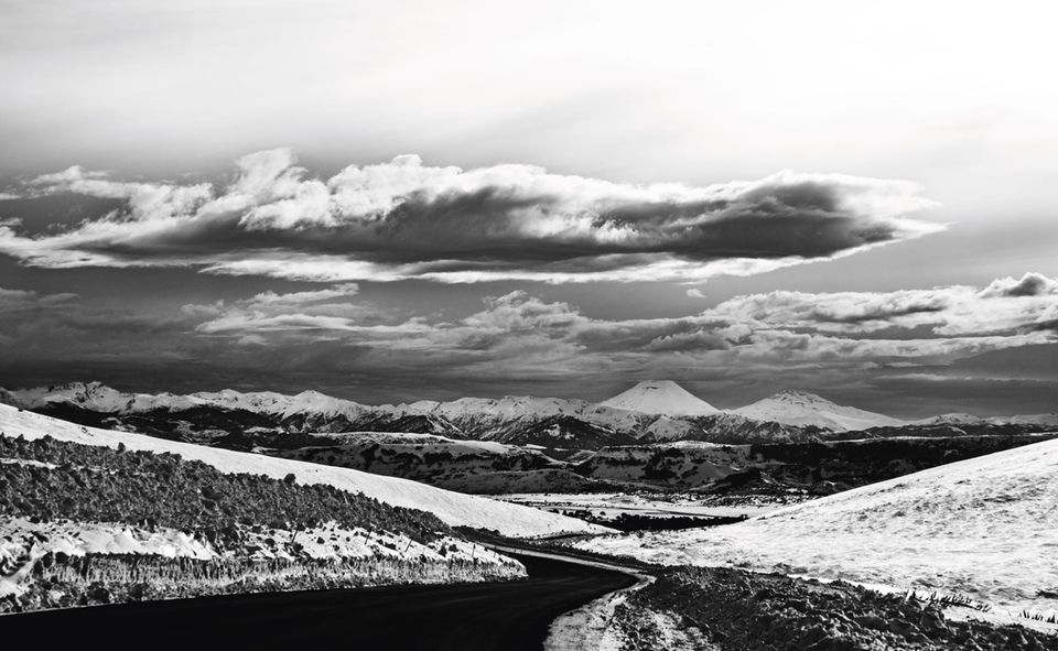 Hoch oben, am Gebirgspass Pino Hachado in den Anden, verläuft die Grenze zwischen Argentinien und Chile – eine Grenze, die für die Mapuche keine Rolle spielt: Ihr Territorium liegt in beiden Ländern