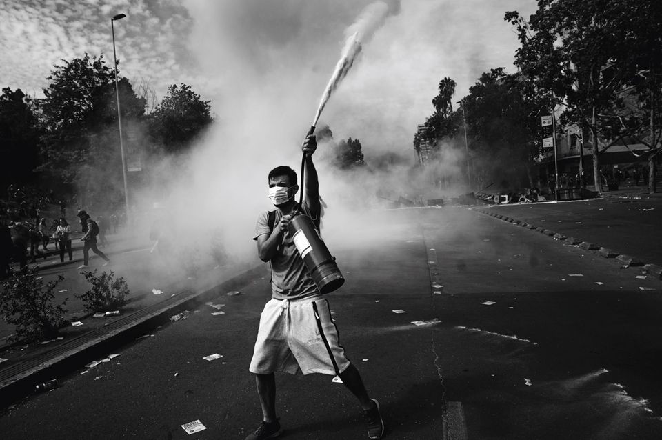 Ein Demonstrant mit einem Feuerlöscher