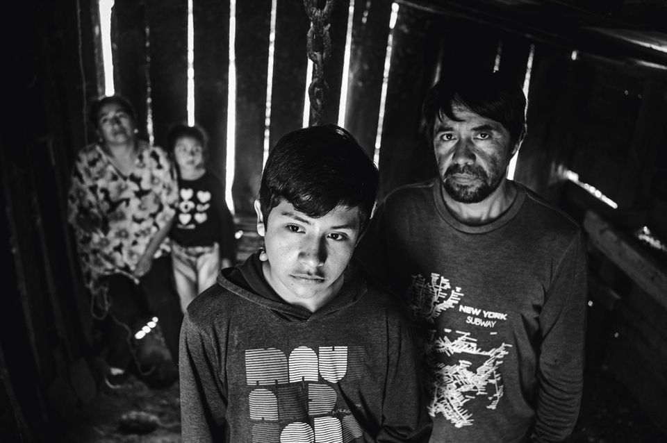 Ein Portrait von einem jungen Mann, der fünf Schrotkugeln ins Bein geschossen bekommen hat