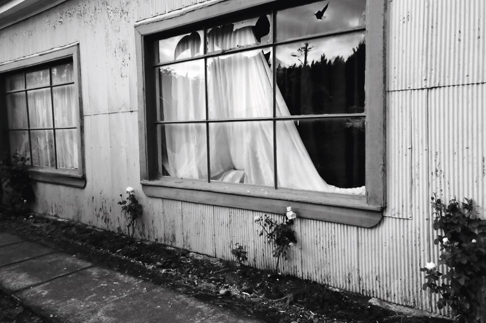 Die Fenster wurden mit Steinen eingeschlagen