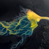 Eisblaue Wasseradern, schimmernde Gletscherzöpfe und glitzerndes goldenes Sediment vereinen sich zu einer entzückenden Fata Morgana für das menschliche Auge. Sehen Sie darin einen Elefanten mit wallender Löwenmähne? Oder einen Löwenkopf mit weich fallenden Zöpfen? Das ist ganz der Fantasie überlassen. Die magische Topographie Islands jedenfalls ist auf diesem Bild eindrucksvoll eingefangen. 