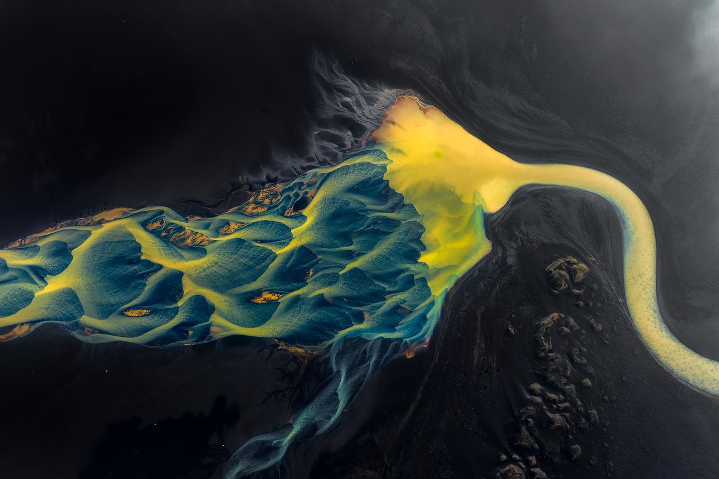 Eisblaue Wasseradern, schimmernde Gletscherzöpfe und glitzerndes goldenes Sediment vereinen sich zu einer entzückenden Fata Morgana für das menschliche Auge. Sehen Sie darin einen Elefanten mit wallender Löwenmähne? Oder einen Löwenkopf mit weich fallenden Zöpfen? Das ist ganz der Fantasie überlassen. Die magische Topographie Islands jedenfalls ist auf diesem Bild eindrucksvoll eingefangen. 
