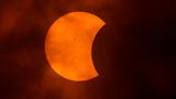 Der Mond zieht an der Sonne vorbei und verdeckt sie teilweise