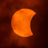 Der Mond zieht an der Sonne vorbei und verdeckt sie teilweise