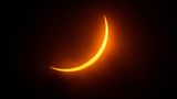 die Rest der Sonne leuchtet orange