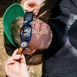 Ein Junge liegt mit Sonnenfinsternisbrille im Gras