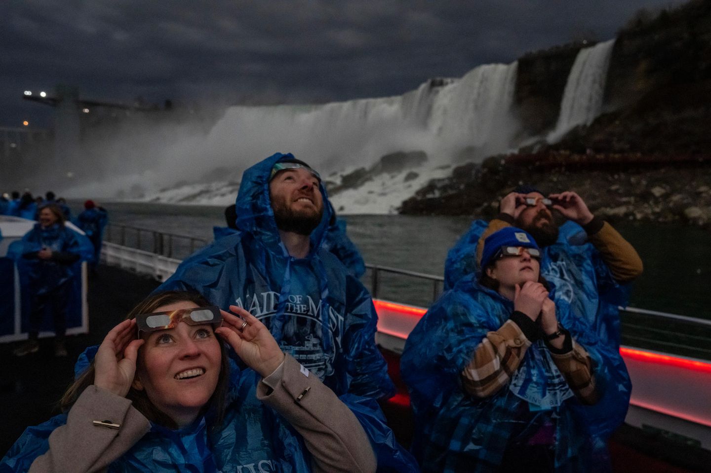 Menschen schauen die Sonnenfinsternis bei den Niagarafällen an