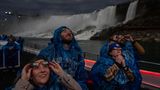 Menschen schauen die Sonnenfinsternis bei den Niagarafällen an
