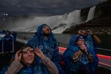 Menschen schauen die Sonnenfinsternis bei den Niagarafällen an