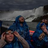 Menschen schauen die Sonnenfinsternis bei den Niagarafällen an