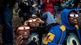 Eine Familie beobachtet die Sonnenfinsternis