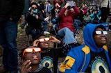 Eine Familie beobachtet die Sonnenfinsternis