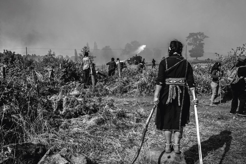 Mehr als 300 Mapuche, auch viele Frauen und Kinder, nehmen in Santa Elena an einer "territorialen Rück­gewinnung" teil. Die Polizei vertreibt sie mit Tränengas, fürs Erste  1.6241