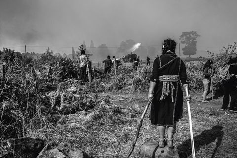 Mehr als 300 Mapuche, auch viele Frauen und Kinder, nehmen in Santa Elena an einer "territorialen Rück­gewinnung" teil. Die Polizei vertreibt sie mit Tränengas, fürs Erste