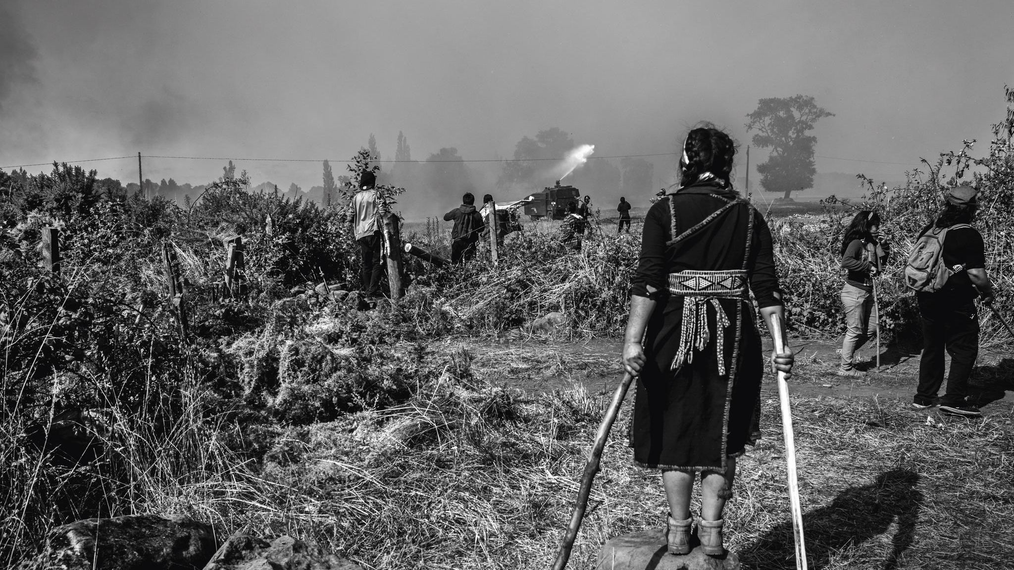 Mehr als 300 Mapuche, auch viele Frauen und Kinder, nehmen in Santa Elena an einer "territorialen Rück­gewinnung" teil. Die Polizei vertreibt sie mit Tränengas, fürs Erste