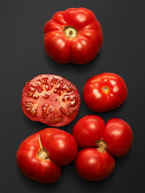 verschiedenfarbige Tomaten auf schwarzem Hintergrund