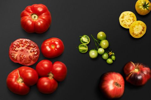 verschiedenfarbige Tomaten auf schwarzem Hintergrund