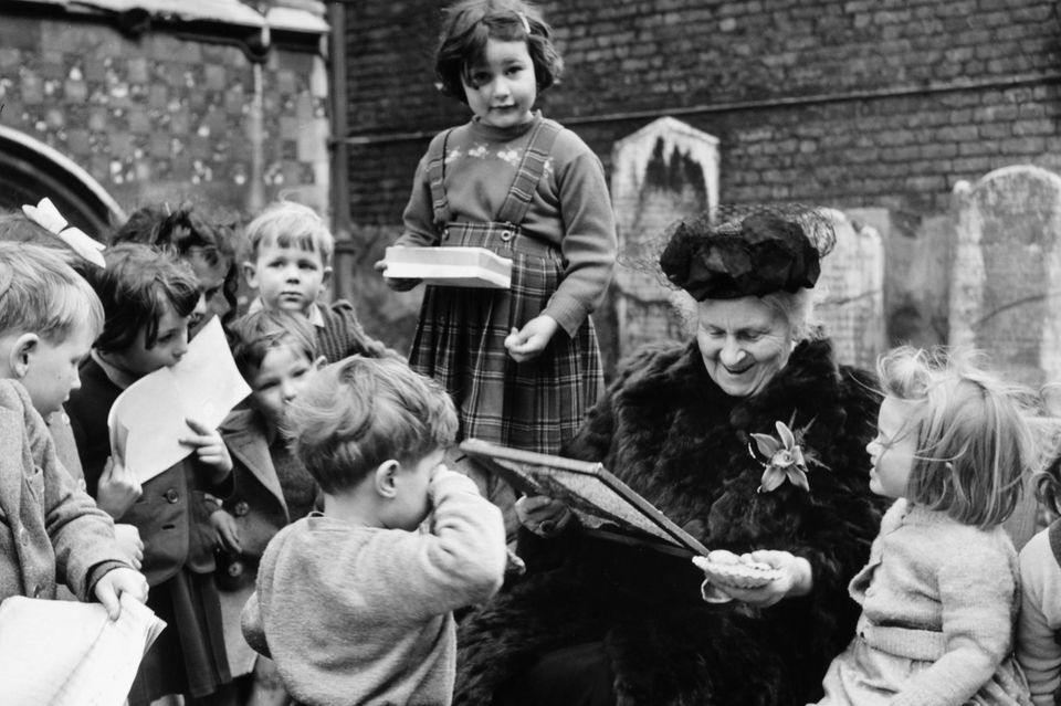 Maria Montessori umringt von Kindern  1.054