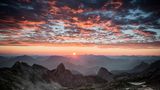 Eine Berglandschaft bei Sonnenaufgang