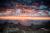 Eine Berglandschaft bei Sonnenaufgang