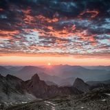 Eine Berglandschaft bei Sonnenaufgang