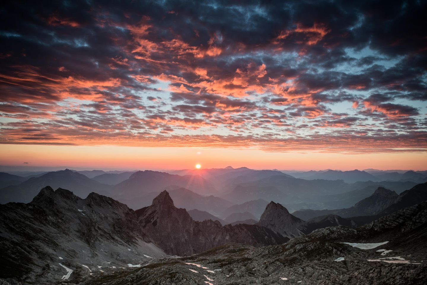 Gesäuse – Österreich Eine Berglandschaft bei Sonnenaufgang