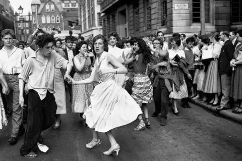 Menschen tanzen auf der Straße