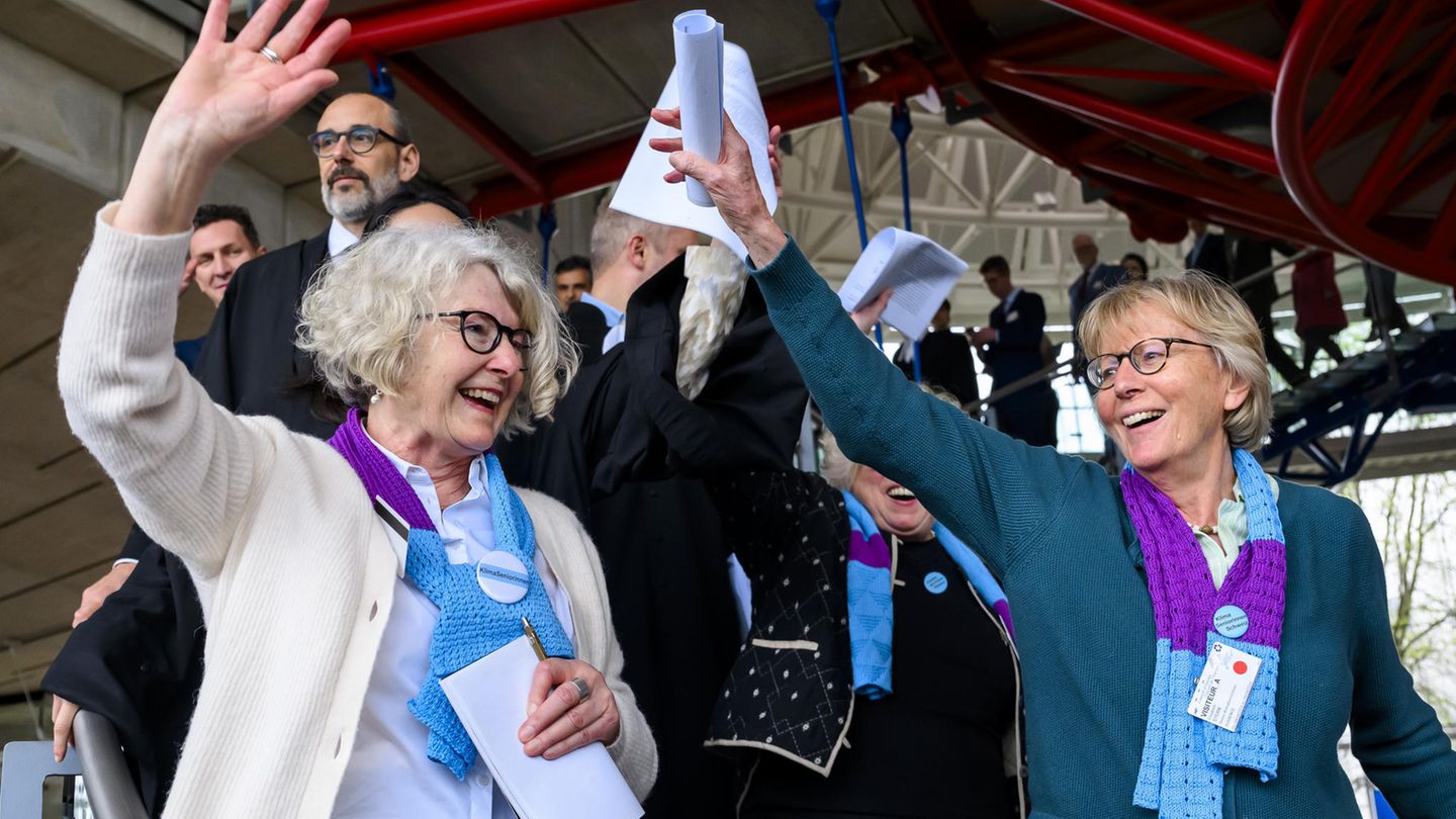 Die Schweizer Klimaseniorinnen bejubeln ihren Erfolg vor der Großen Kammer des Europäischen Gerichtshofs für Menschenrechte